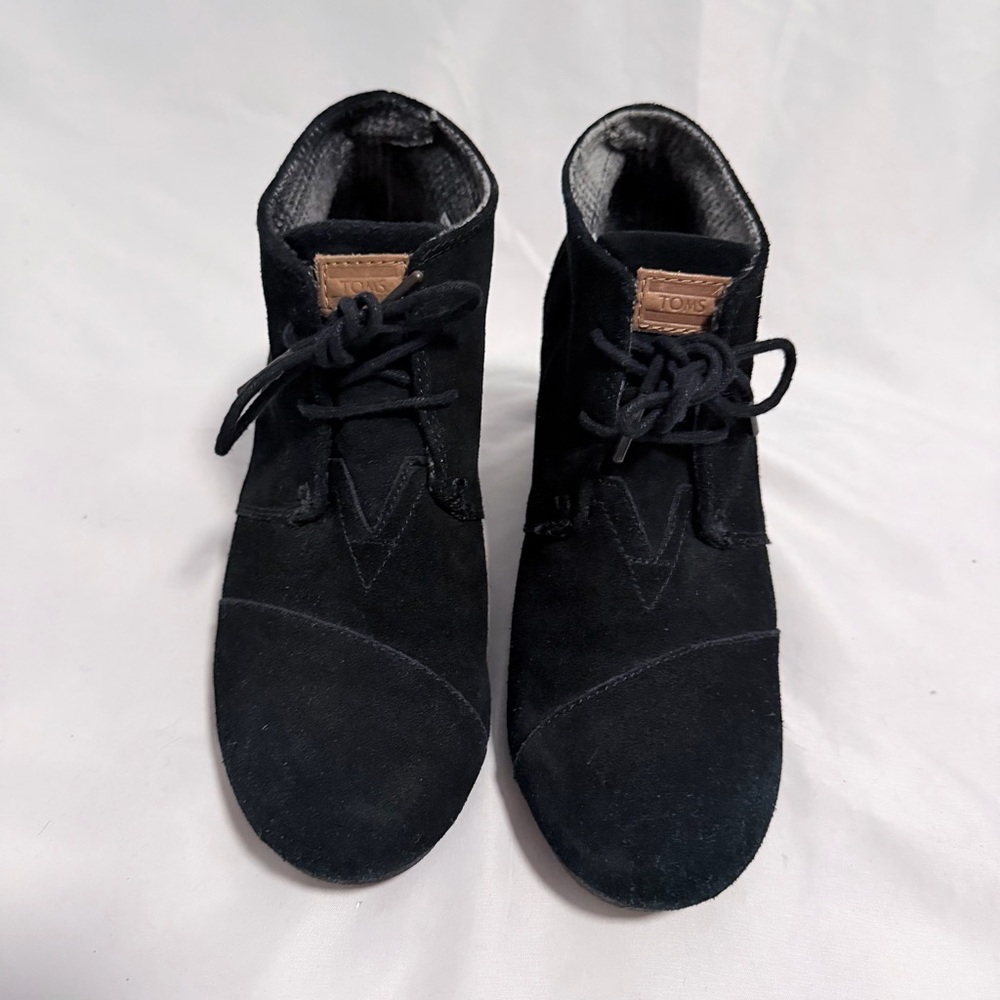 TOMS Desert Wedge Booties 9.5 Black Suede Lace Up Y2K Boho Ankle Boots